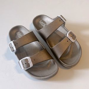NWOT MIA KIDS SANDALS